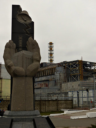 Monument devant le réacteur de Chernobyl