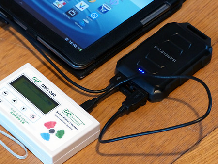 Le powerbank rechargeant 2 appareils : tablette et compteur geiger
