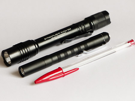 P02A comparée à un stylo Bic et une lampe AA